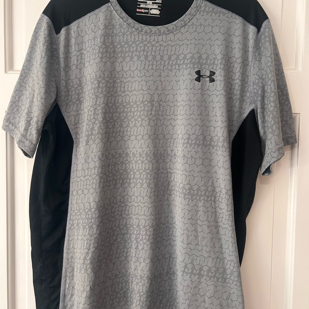 Under Armour Men's Gray Performance Shirt size Large